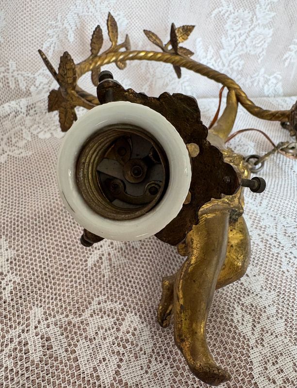 Franse putto hanglamp Belle Époque, porseleinen fitting en verouderde bedrading
