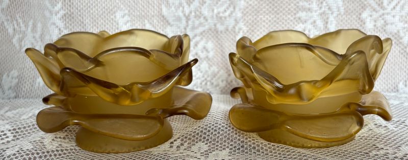 Franse putto hanglamp Belle Époque, amberkleurige rozenkelk van matglas