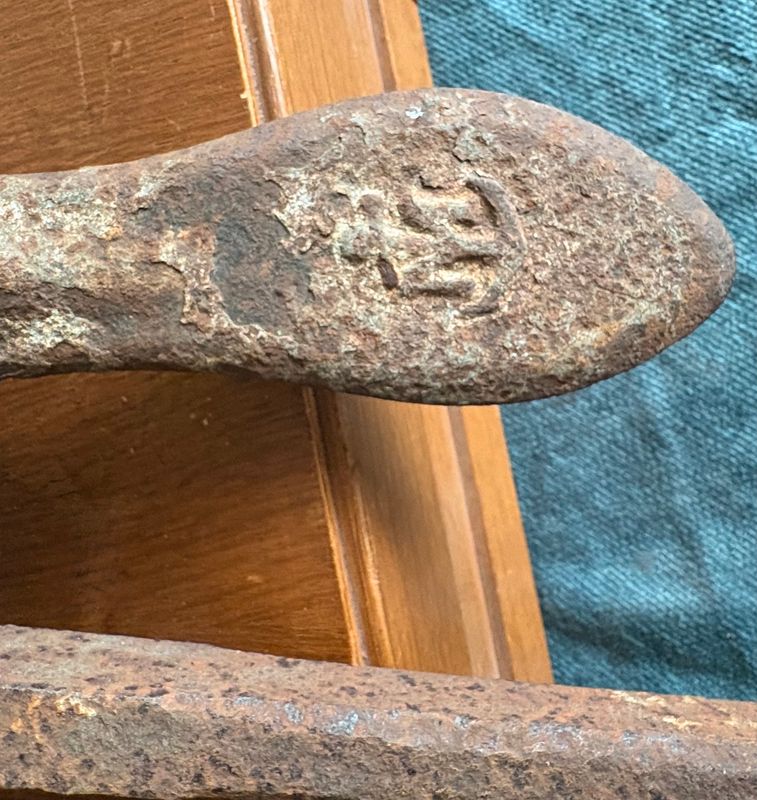 Stokloos ijzeren scheepsanker 52 cm, gietmerk in reliëf op de vloei