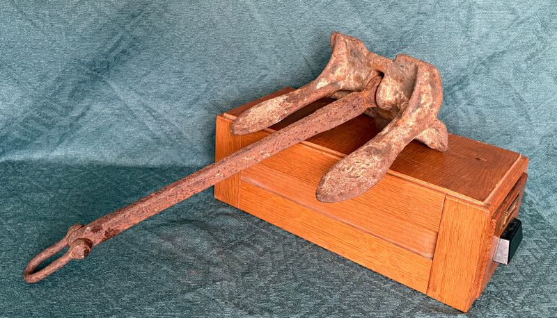 Stokloos ijzeren scheepsanker 52 cm, scharnierende kop van bovenaf