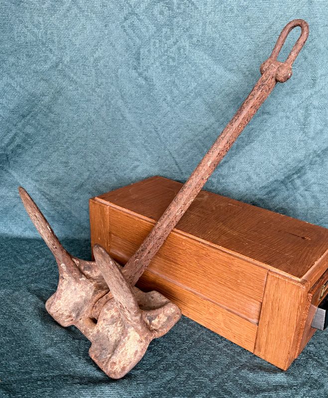 Stokloos ijzeren scheepsanker 52 cm, staand met de schacht omhoog