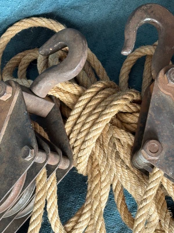 Industriële takel met twee katrolblokken, gesmede haak van dichtbij