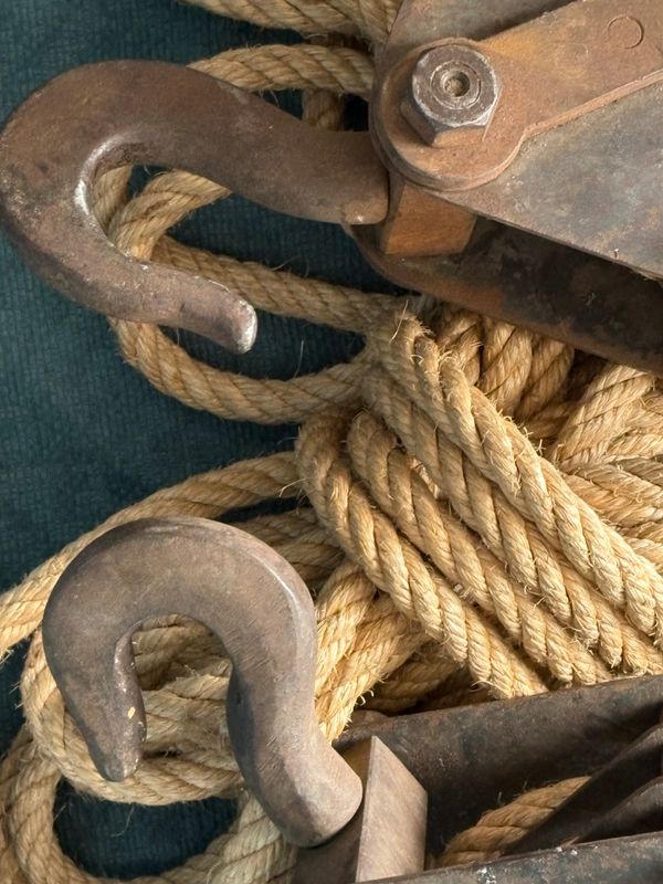 Industriële takel met twee katrolblokken, gesmede haak van dichtbij