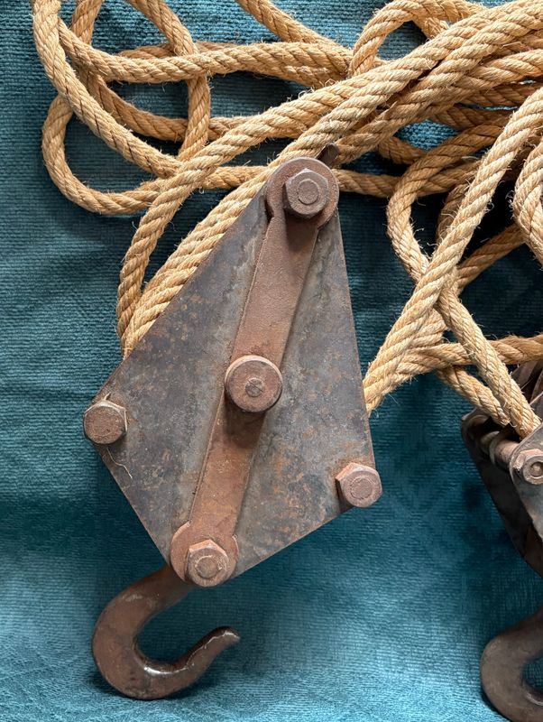 Industriële takel met twee katrolblokken, ruitvormige zijplaat met bouten 