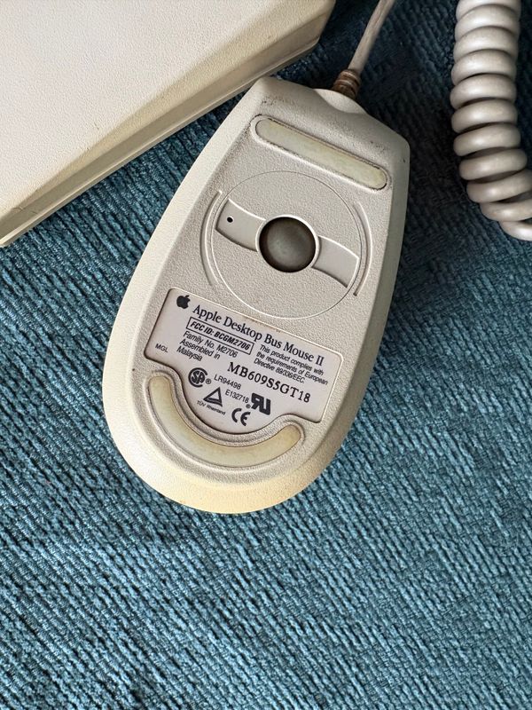 Apple Keyboard II met ADB Mouse II, onderzijde muis met typeaanduiding