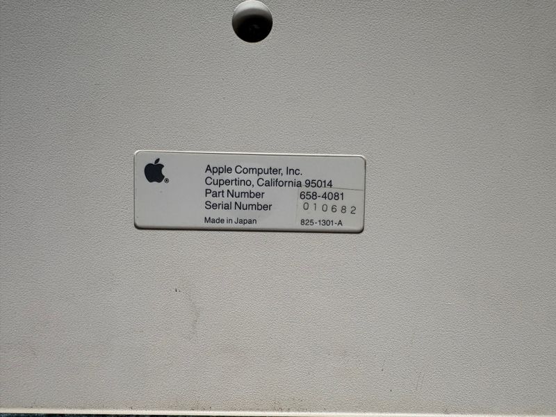 Apple Keyboard II met ADB Mouse II, typeplaatje op de onderzijde van het toetsenbord
