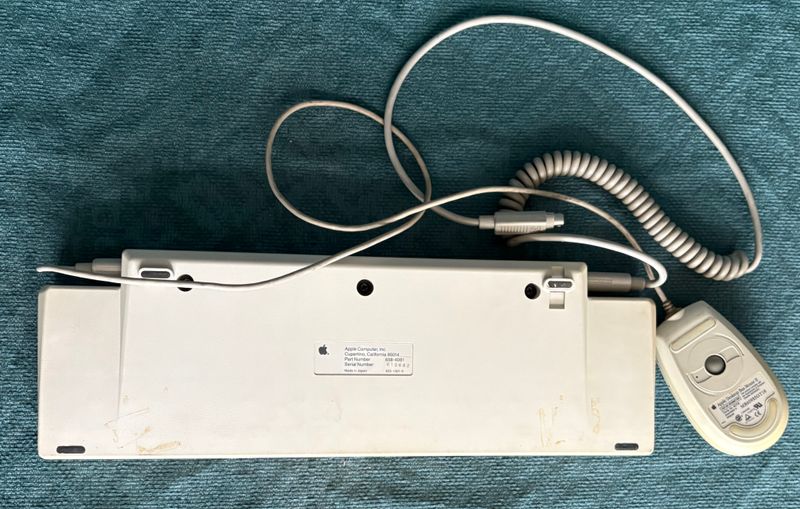 Apple Keyboard II met ADB Mouse II, typeplaatje op de onderzijde van het toetsenbord