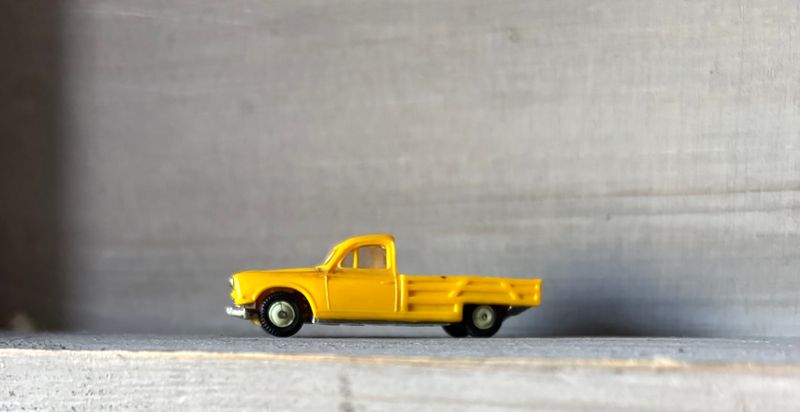 Norev Micro-Miniatures 1:86, Peugeot 403 pick-up in geel