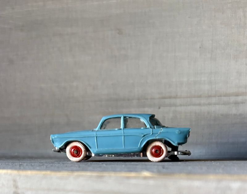 Norev Micro-Miniatures 1:86, scheur in de rechterachterzijde van de Simca Aronde