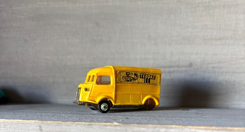 Norev Micro-Miniatures 1:86, Citroën type H met ontbrekend achterasje