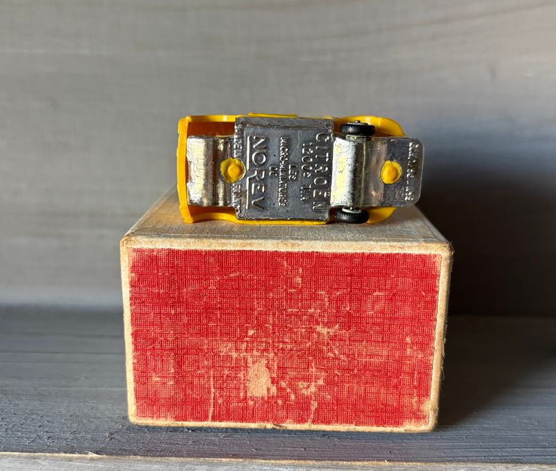 Norev Micro-Miniatures 1:86, bodemplaat met opschrift en schaalaanduiding