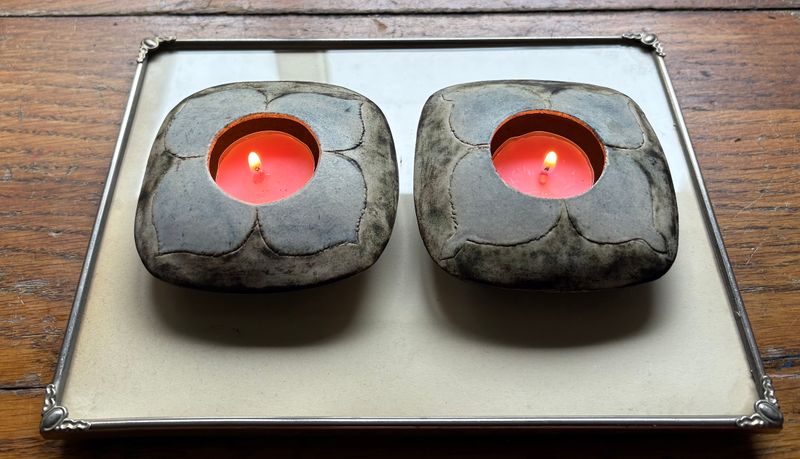 Keramische waxinelichthouders set van 2, zijaanzicht met de kussenvorm