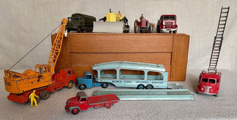 Dinky Toys, Dinky Supertoys. 8 vintage voertuigen.