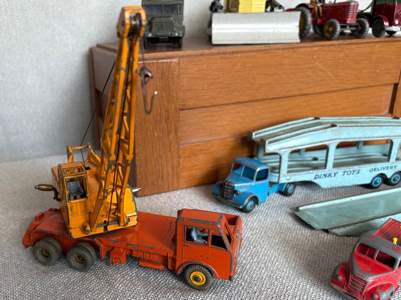 Dinky Toys, Dinky Supertoys. 8 vintage voertuigen.