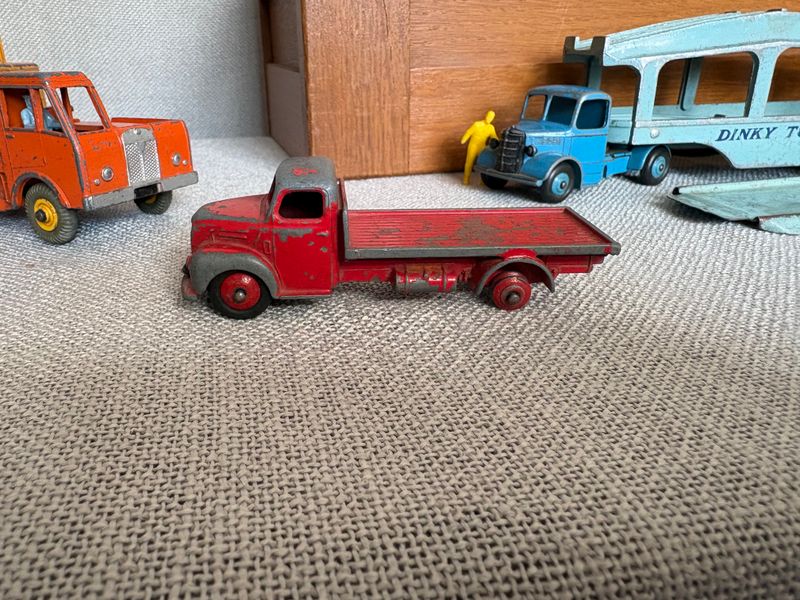 Dinky Toys, Dinky Supertoys. 8 vintage voertuigen.