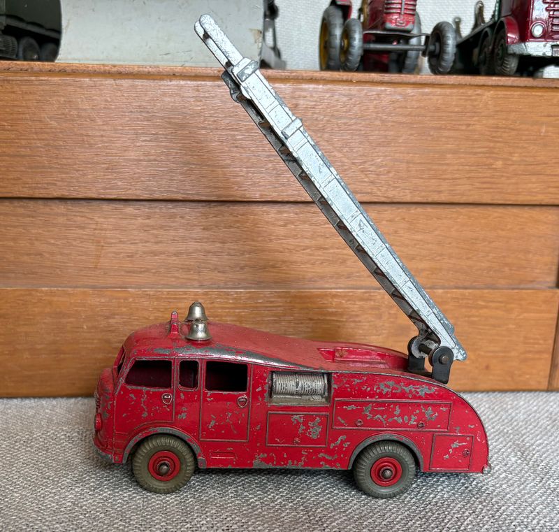 Dinky Toys, Dinky Supertoys. 8 vintage voertuigen.