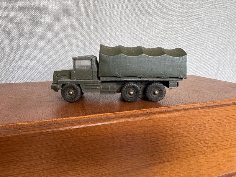 Dinky Toys, Dinky Supertoys. 8 vintage voertuigen.