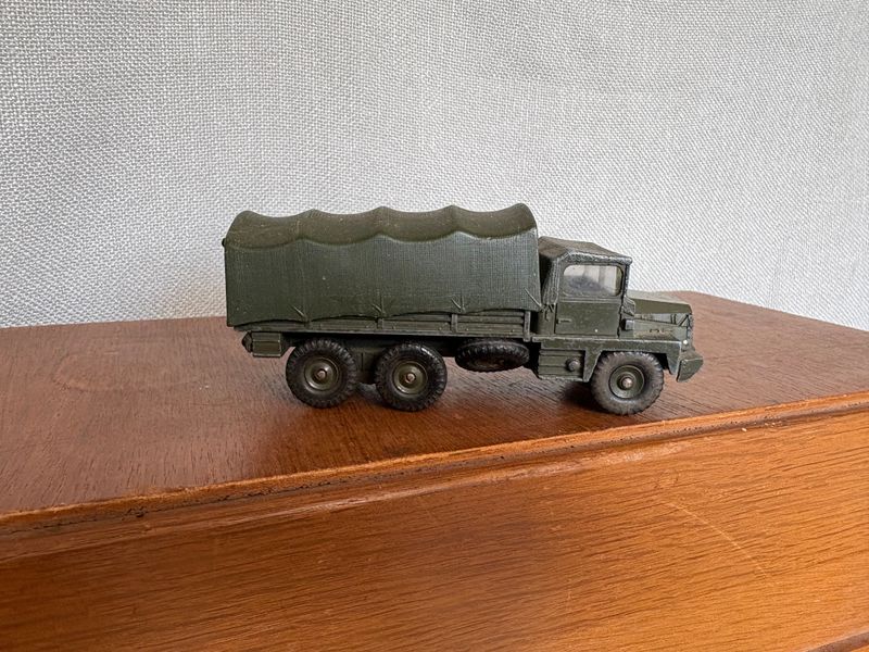 Dinky Toys, Dinky Supertoys. 8 vintage voertuigen.