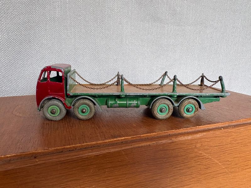 Dinky Toys, Dinky Supertoys. 8 vintage voertuigen.