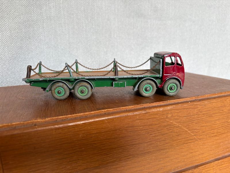 Dinky Toys, Dinky Supertoys. 8 vintage voertuigen.
