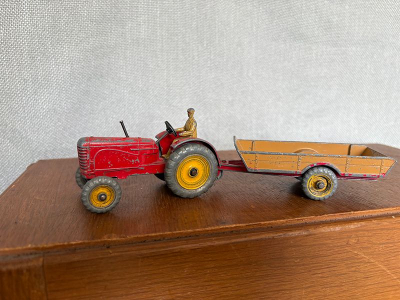 Dinky Toys, Dinky Supertoys. 8 vintage voertuigen.