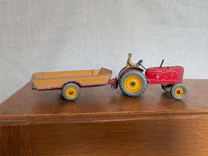 Dinky Toys, Dinky Supertoys. 8 vintage voertuigen.