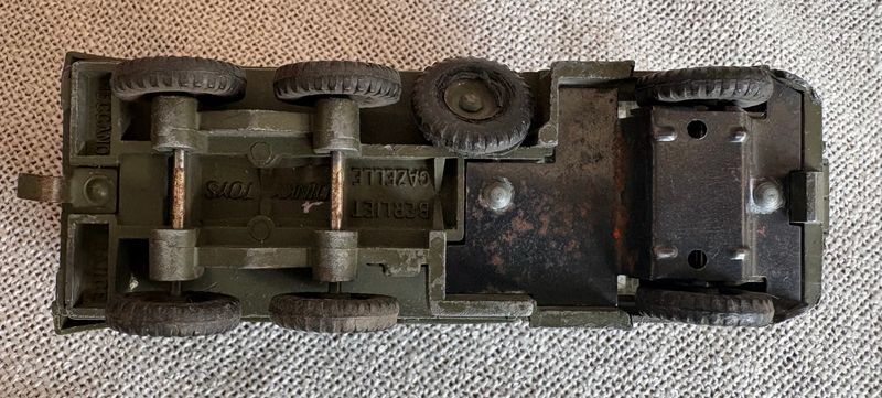 Dinky Toys, Dinky Supertoys. 8 vintage voertuigen.