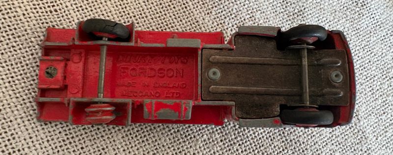 Dinky Toys, Dinky Supertoys. 8 vintage voertuigen.