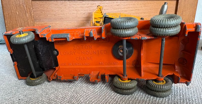 Dinky Toys, Dinky Supertoys. 8 vintage voertuigen.