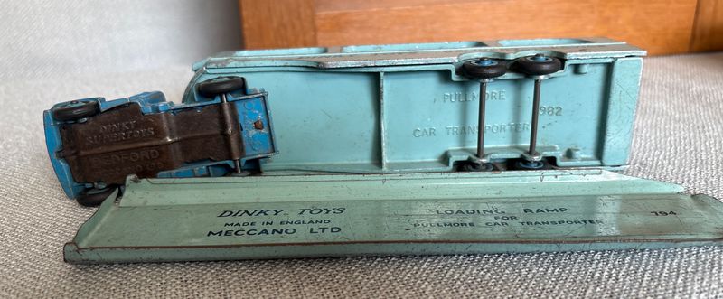 Dinky Toys, Dinky Supertoys. 8 vintage voertuigen.