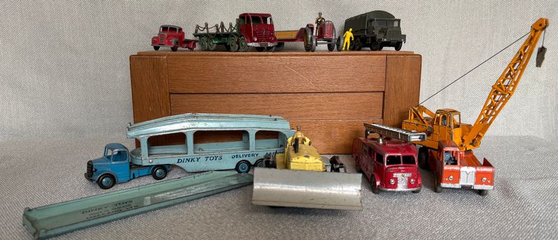 Dinky Toys, Dinky Supertoys. 8 vintage voertuigen.