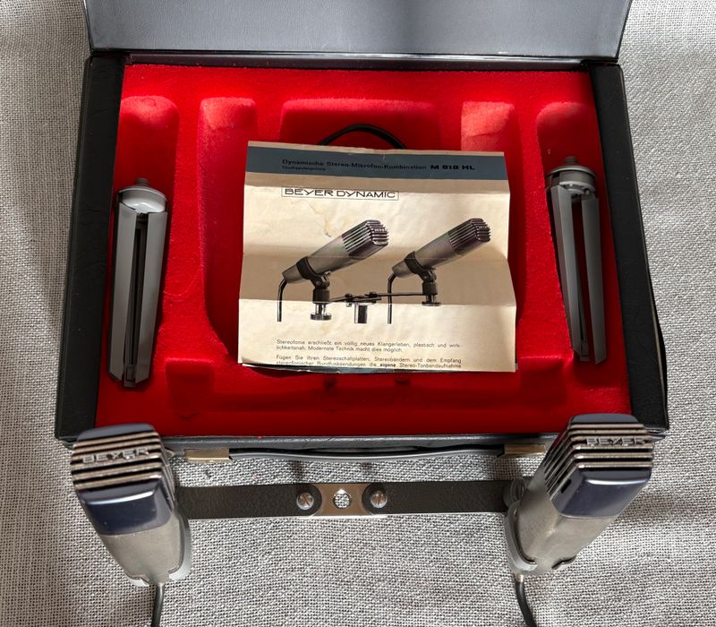 Twee Beyer Dynamic microfoons in een koffer met rood schuim en de handleiding