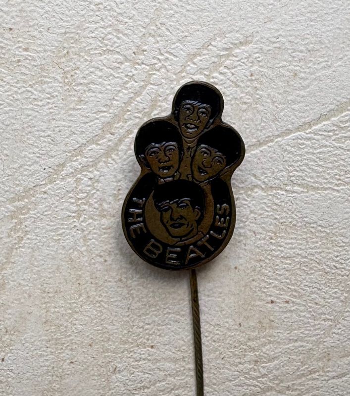 Beatles speldje en button, jaren 60