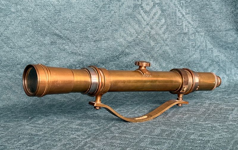 Antieke messing landmeterskijker 48 cm, geheel zijaanzicht op de montagebeugel