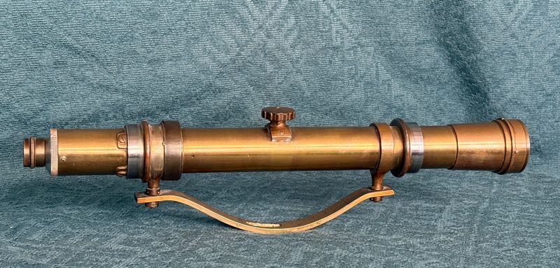 Antieke messing landmeterskijker 48 cm, draaibare stelknop