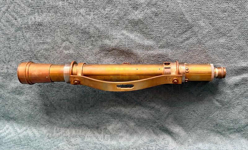 Antieke messing landmeterskijker 48 cm, hand-uitgevijlde sleuf in de onderbeugel