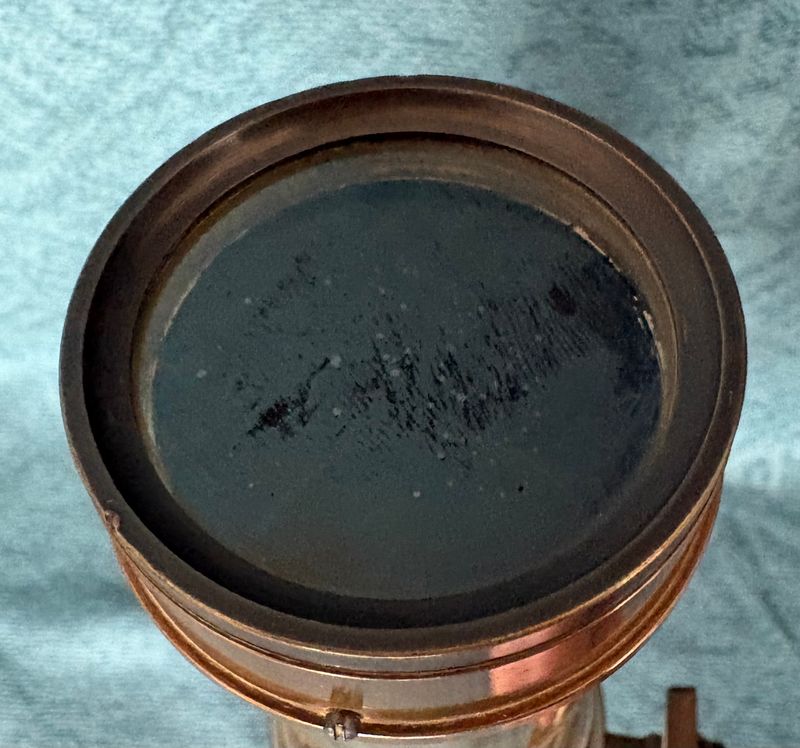 Antieke messing landmeterskijker 48 cm, beschadiging aan de frontlens