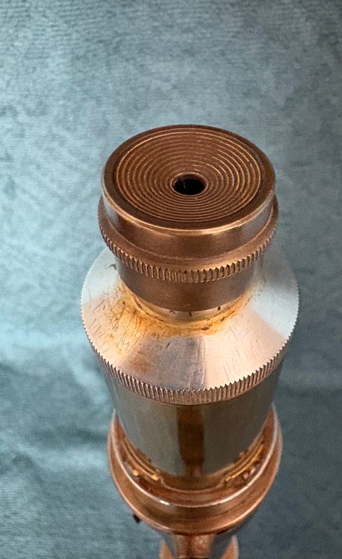 Antieke messing landmeterskijker 48 cm, patina van het messing van dichtbij