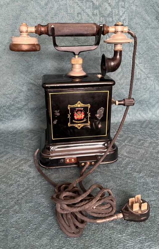 Deense zwengeltelefoon Jydsk circa 1910, embleem van Jydsk Telefon Aktieselskab