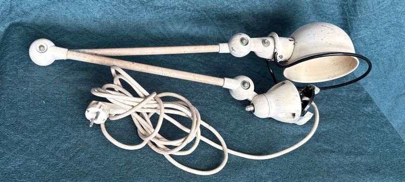 Jieldé Standard werklamp twee armen, geheel aanzicht in crèmewitte lak