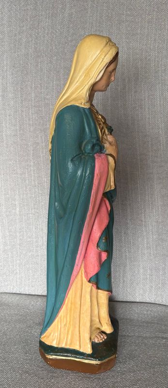 Vintage gipsen Mariabeeld Onbevlekt Hart 43 cm, het Onbevlekt Hart op de borst