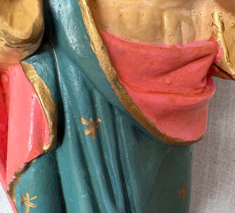 Vintage gipsen Mariabeeld Onbevlekt Hart 43 cm, handgezette gouden sterren op de mantel