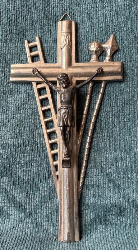 Arma Christi kruisbeeld art deco, geheel vooraanzicht met alle passiewerktuigen