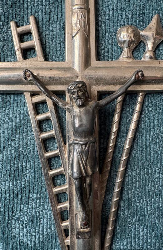 Arma Christi kruisbeeld art deco, Christusfiguur en INRI-bordje van dichtbij