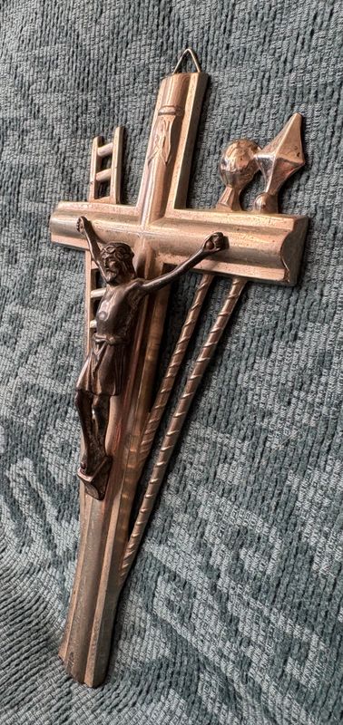 Arma Christi kruisbeeld art deco, lans met ruitvormige punt en rietstok met spons