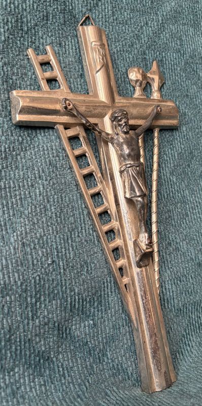Arma Christi kruisbeeld art deco, ladder langs de kruisstam