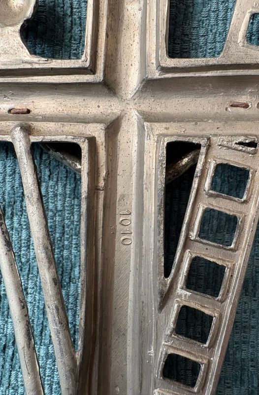 Arma Christi kruisbeeld art deco, modelnummer 1010 op de achterzijde