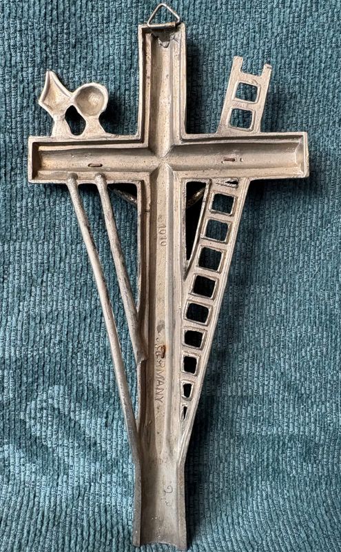 Arma Christi kruisbeeld art deco, driehoekig ophangoog
