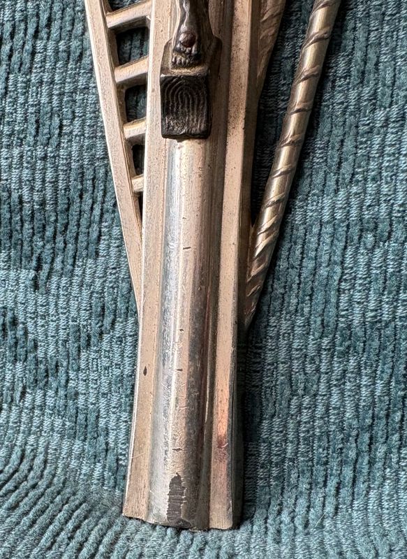 Arma Christi kruisbeeld art deco, afgezaagde onderkant van de kruisstam