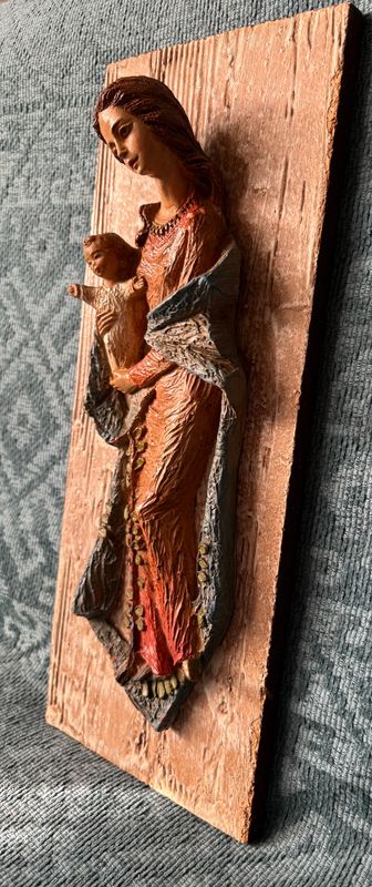 Wandreliëf Madonna met Kind jaren 60, van opzij met de diepte van het reliëf